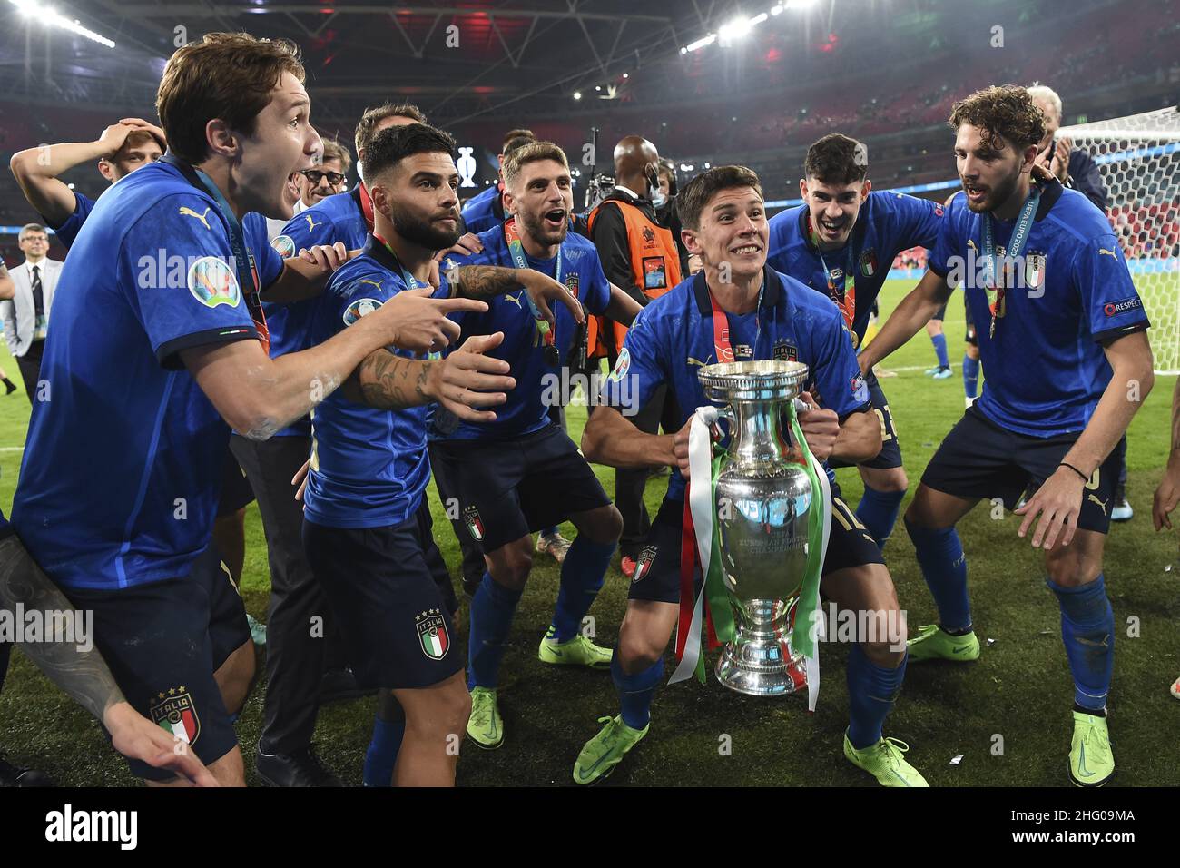 Matteo Pessina, de Italia, celebra el trofeo después de la final del partido de la Eurocopa 2020 entre Inglaterra e Italia en el estadio de Wembley en Londres, el domingo 11 de julio de 2021. (Andy Rain/Pool Photo via AP) Foto de stock
