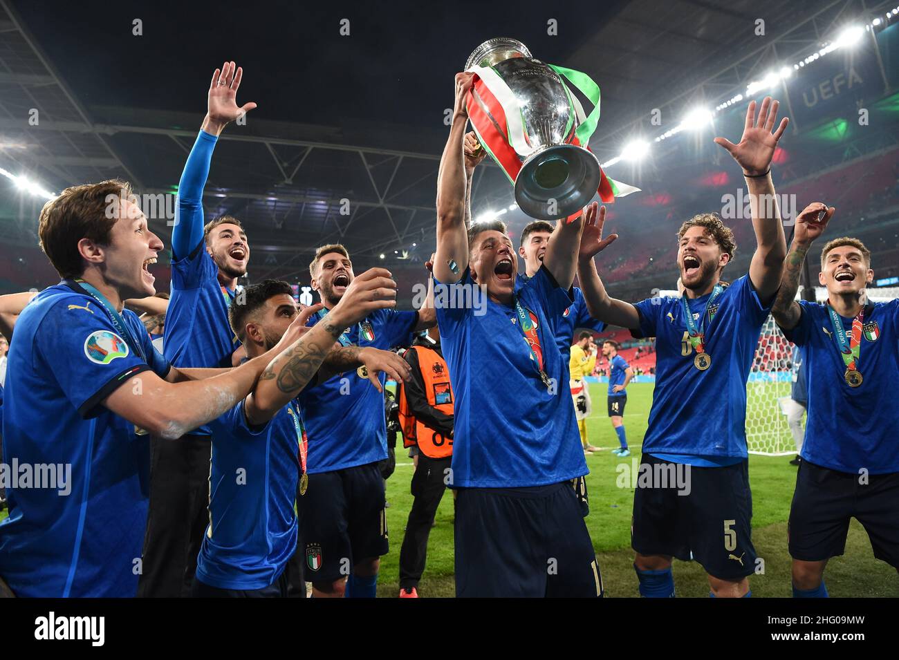 Matteo Pessina, de Italia, celebra el trofeo después de la final del partido de la Eurocopa 2020 entre Inglaterra e Italia en el estadio de Wembley en Londres, el domingo 11 de julio de 2021. (Andy Rain/Pool Photo via AP) Foto de stock