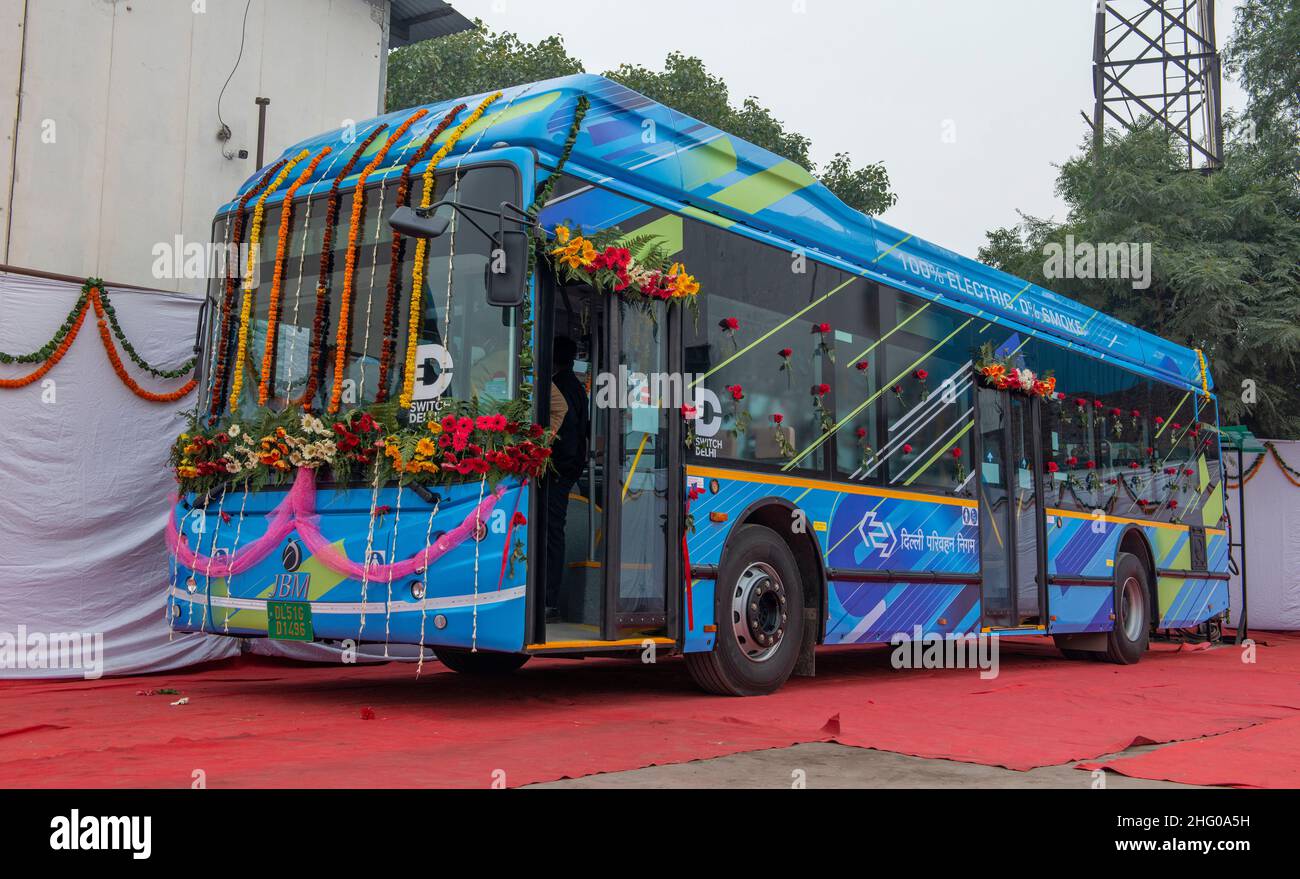 El primer autobús eléctrico visto decorado con flores cerca de una estación de carga en el IP Bus Depot New Delhi.Electric Bus servicio fue lanzado hoy por el Ministro Principal de Delhi Arvind Kejriwal en IP Bus Depot New Delhi. El prototipo del autobús eléctrico DTC (Delhi Transport Corporation) ha llegado al depósito de autobuses de Indraprastha. El ministro de transporte, Kailash Gahlot, dijo que 50 autobuses eléctricos más estarán disponibles en febrero de este año. Los e-buses se añadirán en lotes de unos 50 cada mes, que han sido fabricados por JBM Auto Limited. (Foto de Pradeep Gaur/SOPA Images/Sipa USA) Foto de stock
