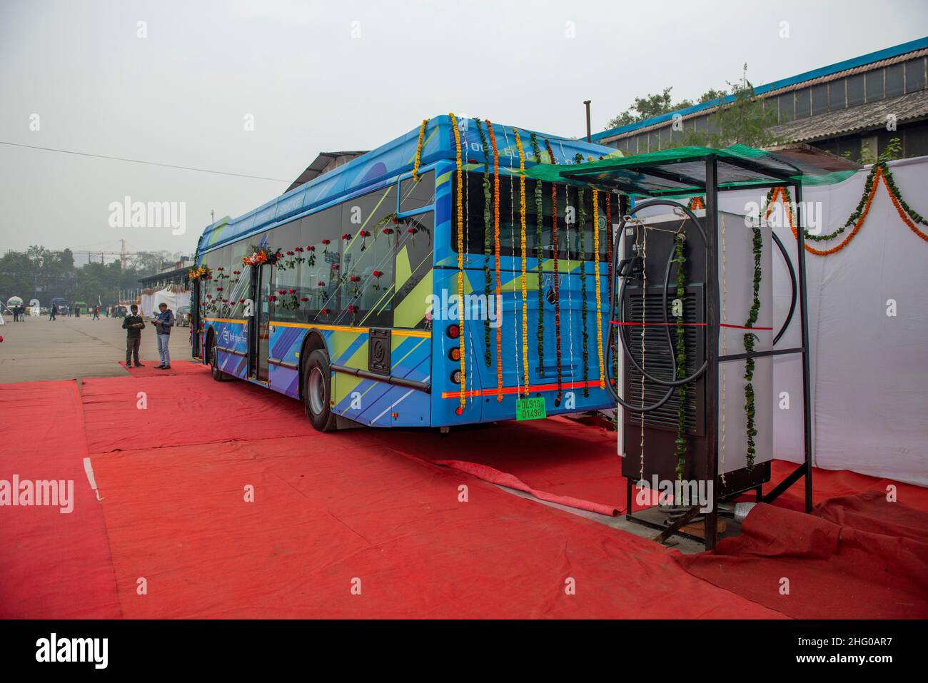 El primer autobús eléctrico visto decorado con flores cerca de una estación de carga en el IP Bus Depot New Delhi.Electric Bus servicio fue lanzado hoy por el Ministro Principal de Delhi Arvind Kejriwal en IP Bus Depot New Delhi. El prototipo del autobús eléctrico DTC (Delhi Transport Corporation) ha llegado al depósito de autobuses de Indraprastha. El ministro de transporte, Kailash Gahlot, dijo que 50 autobuses eléctricos más estarán disponibles en febrero de este año. Los e-buses se añadirán en lotes de unos 50 cada mes, que han sido fabricados por JBM Auto Limited. (Foto de Pradeep Gaur/SOPA Images/Sipa USA) Foto de stock