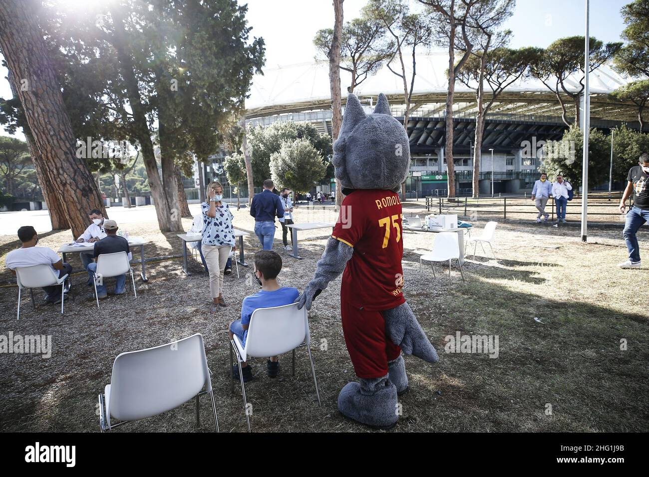 Cecilia Fabiano/ LaPresse 22 de septiembre de 2021 Roma (Italia) Noticias : Vacunación Covid frente al estadio Olimpico para los aficionados romaníes en el Pic : el sitio de vacunación Foto de stock