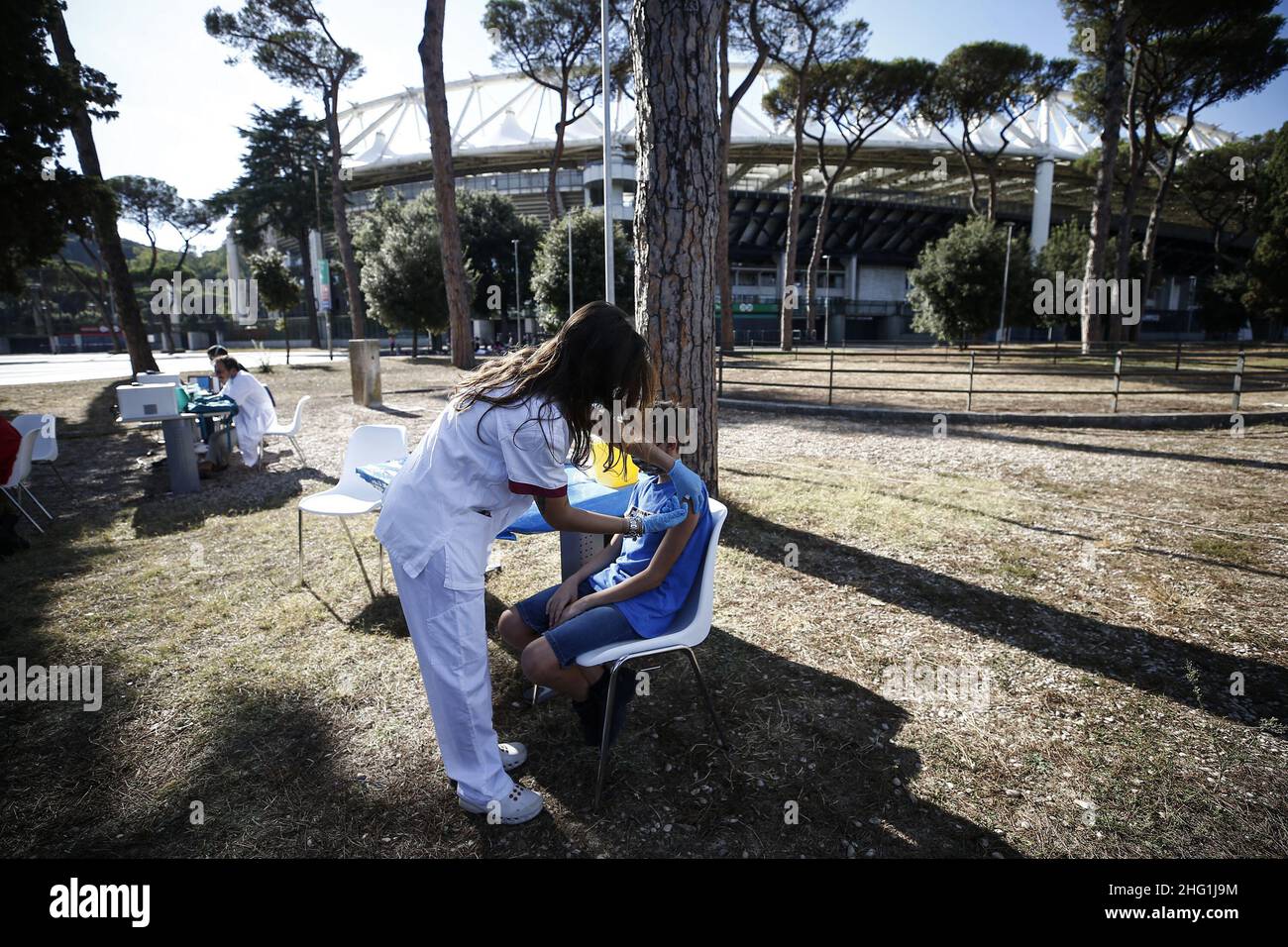 Cecilia Fabiano/ LaPresse 22 de septiembre de 2021 Roma (Italia) Noticias : Vacunación Covid frente al estadio Olimpico para los aficionados romaníes en el Pic : el sitio de vacunación Foto de stock