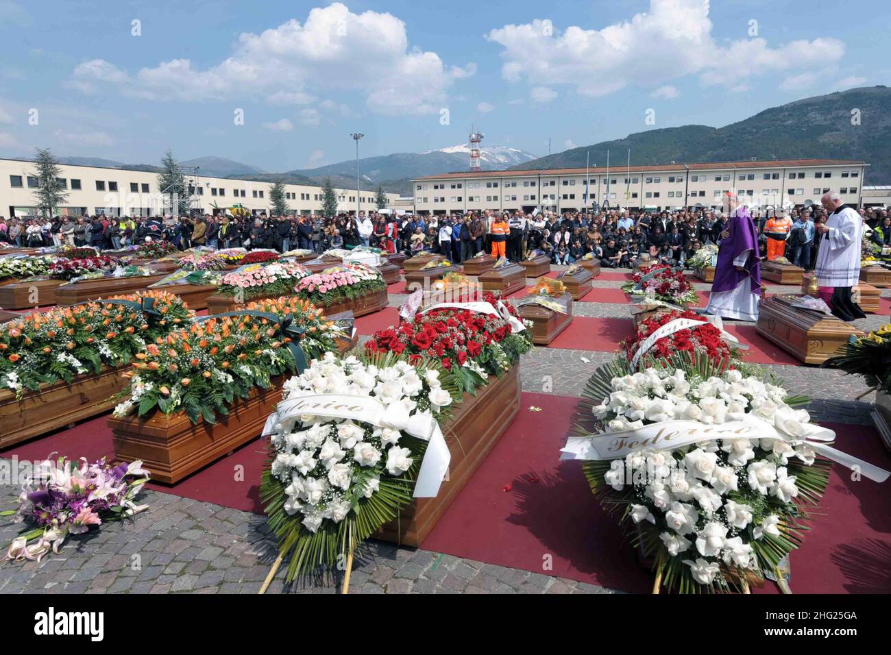 El Cardenal Tarciso Bertone realiza un funeral masivo al aire libre para unas 200 víctimas del terremoto de L'Aquila Foto de stock