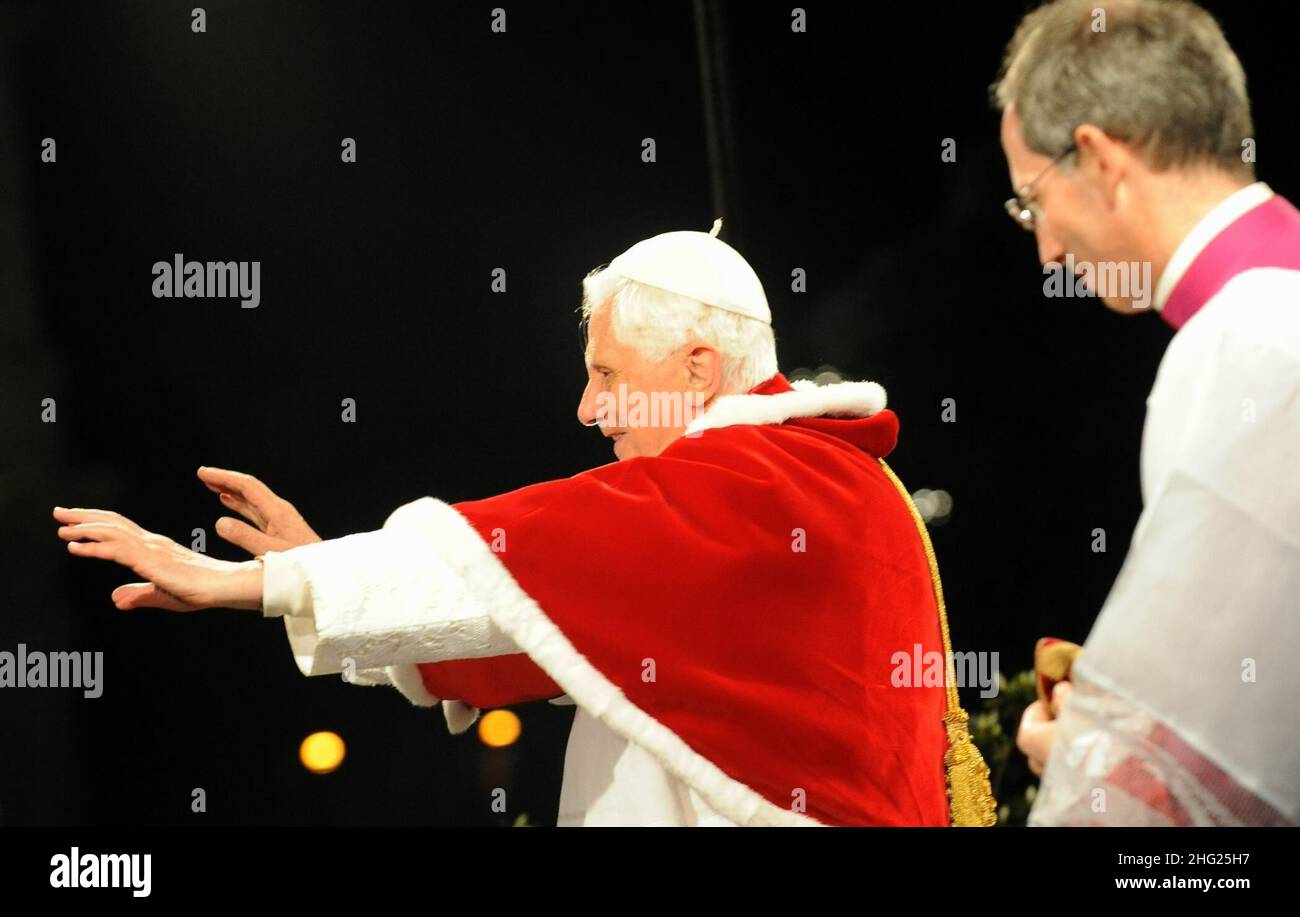 El Papa Benedicto XVI celebra la procesión de antorchas Via Crucis (Camino de la Cruz) el Viernes Santo frente al Coliseo de Roma. Foto de stock