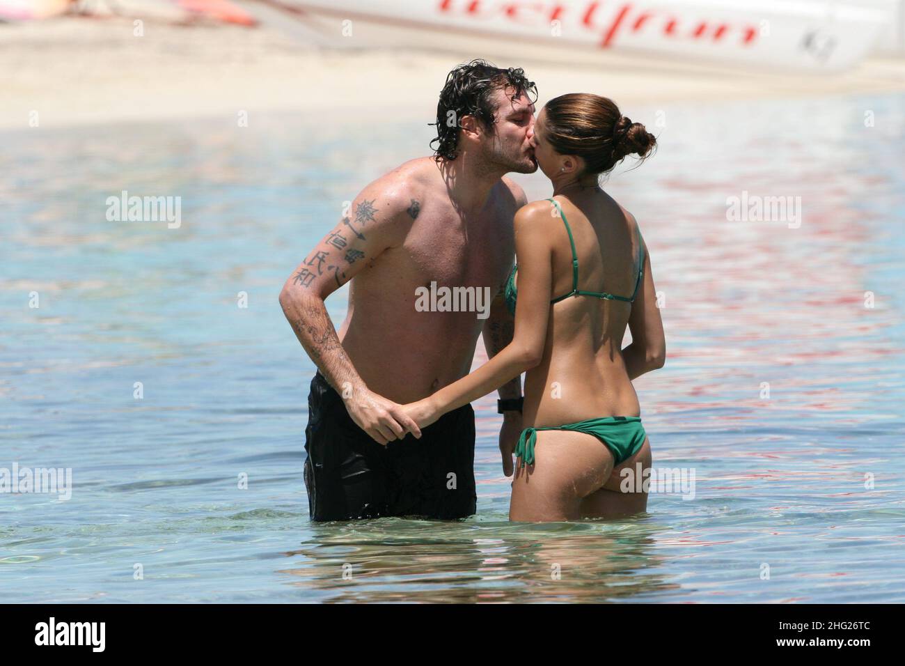 El futbolista Christian Vieri y su novia Melissa Satta se relajan en  vacaciones en Formentera, Islas Baleares Fotografía de stock - Alamy