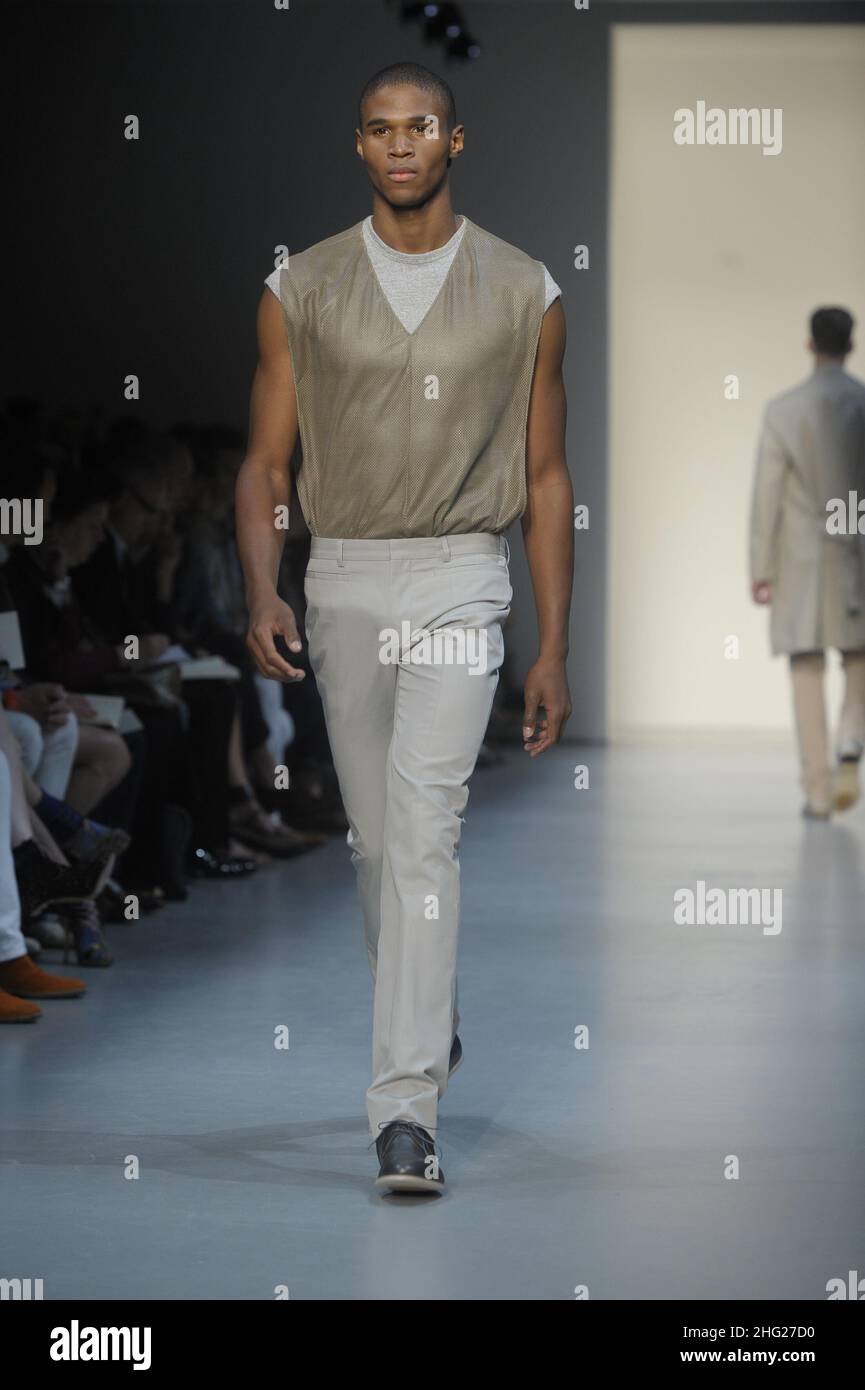 Un modelo lleva una creación como parte de la colección para hombres Calvin  Klein Primavera/Verano 2009/2010 presentada en Milán, Italia Fotografía de  stock - Alamy
