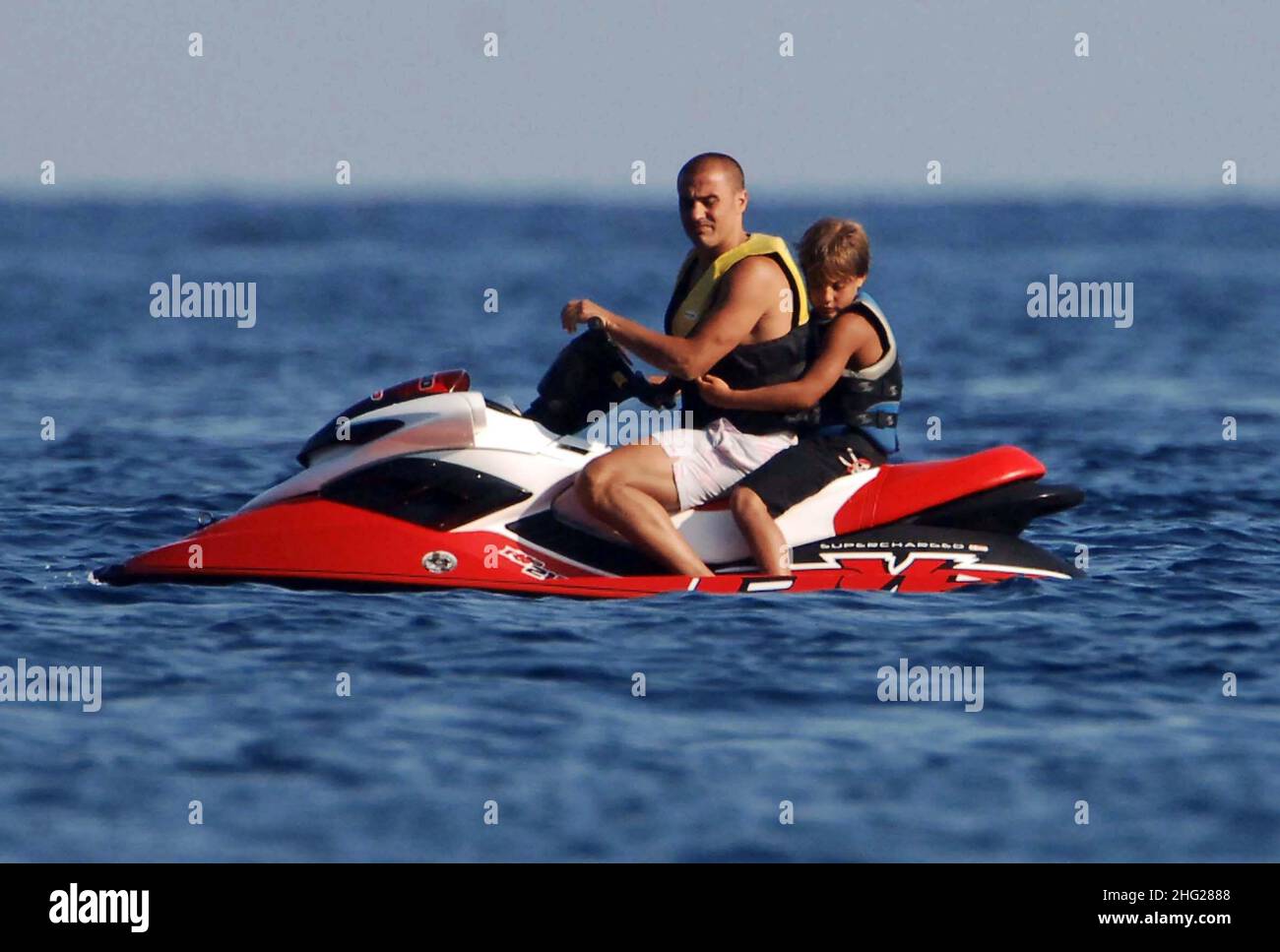 El futbolista Fabio Cannavaro con su esposa e hijos, Ponza, Italia Fotografía de stock Alamy El futbolista Fabio Cannavaro con su esposa e hijos, Ponza, Italia Fotografía de stock Alamy