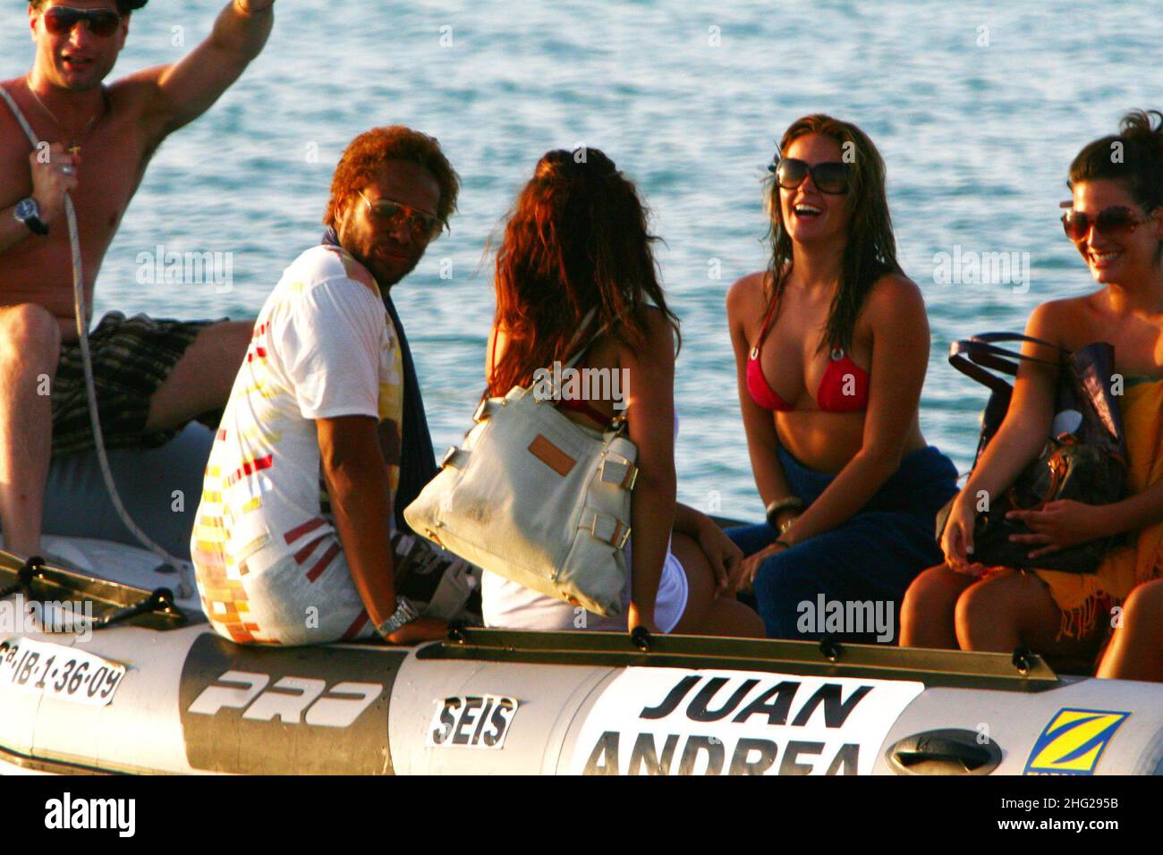 El actor estadounidense Gary Dourdan con su novia Maria Del Alamo y sus amigos de vacaciones en Formentera, Islas Baleari, España. Foto de stock