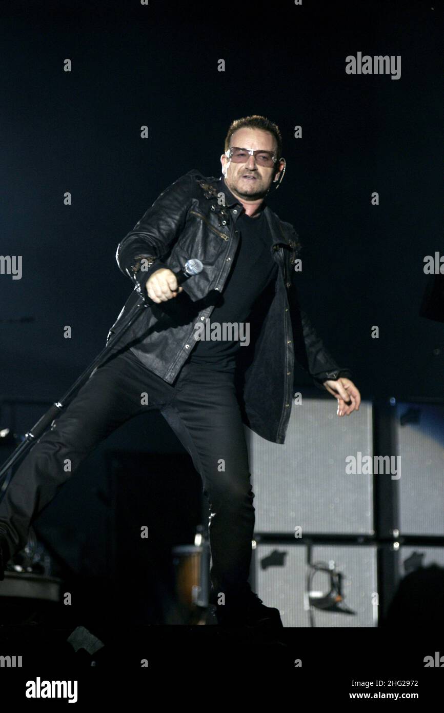 Bono de la banda U2 actúa en concierto en el estadio ' Charles Ehrmann' como parte de su Tour de 360 grados en Niza, Francia Foto de stock
