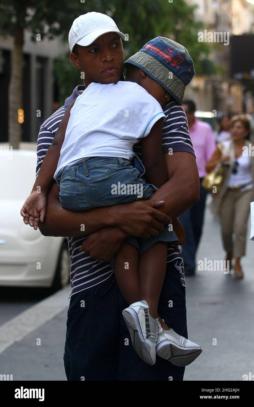 El futbolista Nelson Dida con su hijo caminando en Milán, Italia. Foto de stock