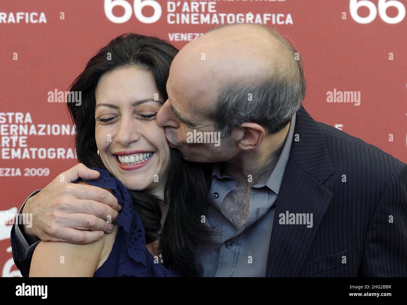 Reymonde Amsallem y Samuel Maoz posan durante la fotocall 'Líbano' durante el Festival de Cine de Venecia 66th. Foto de stock