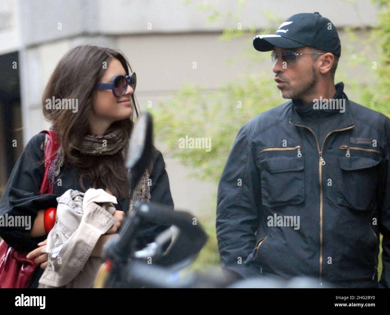 El cantante y escritor de canciones italiano Eros Ramazotti es visto caminar con su nueva novia, Italia Foto de stock