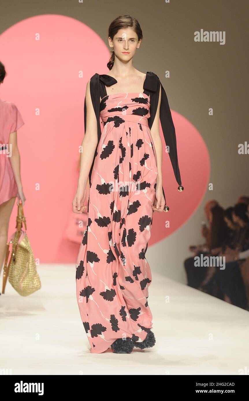 Un modelo en la pasarela durante el show de moda Moschino como parte de la Semana de la Moda de Milán en Italia. Foto de stock