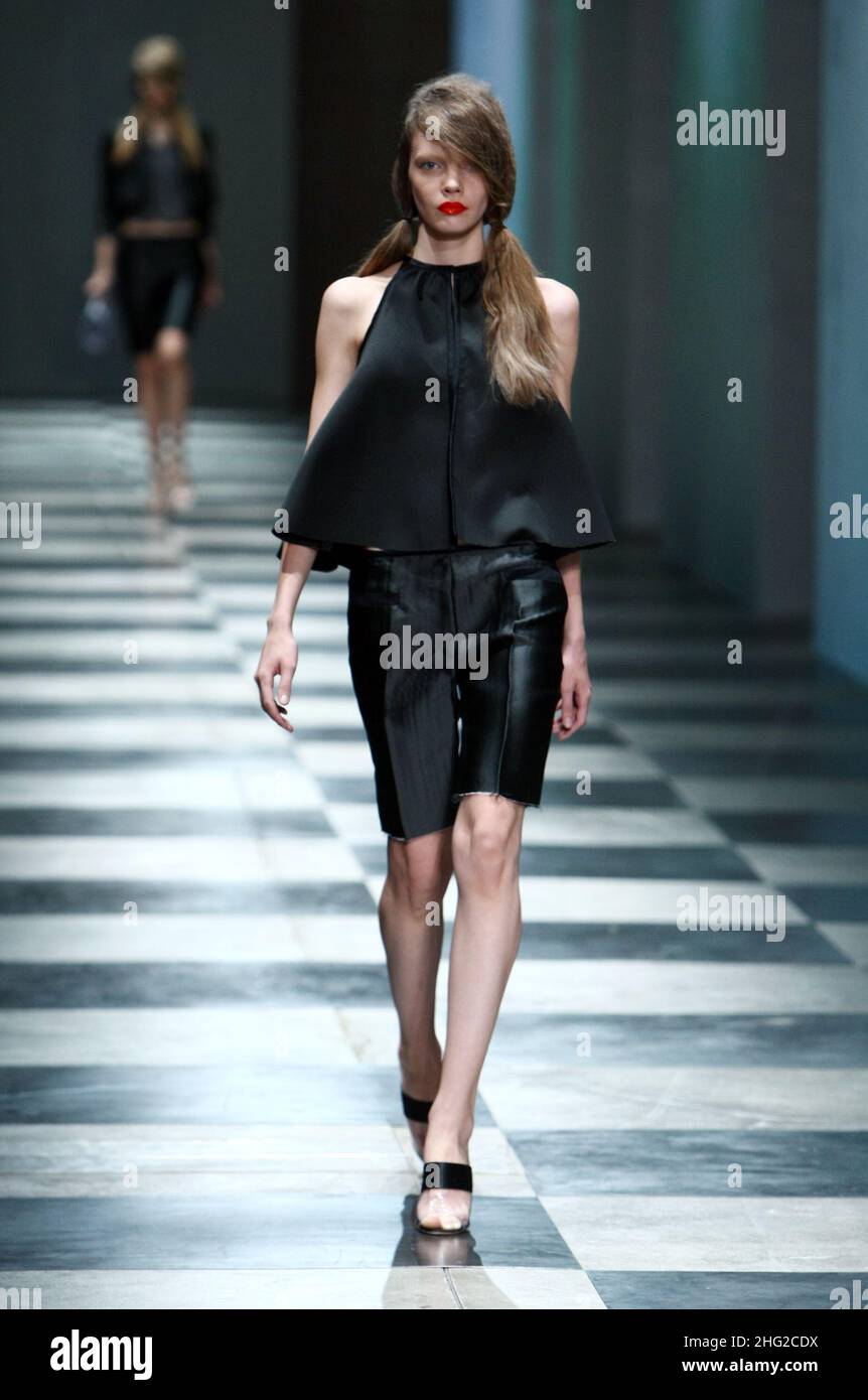 Un modelo en la pasarela durante el desfile de moda Prada, como parte de la  Semana de la Moda de Milán, Italia Fotografía de stock - Alamy