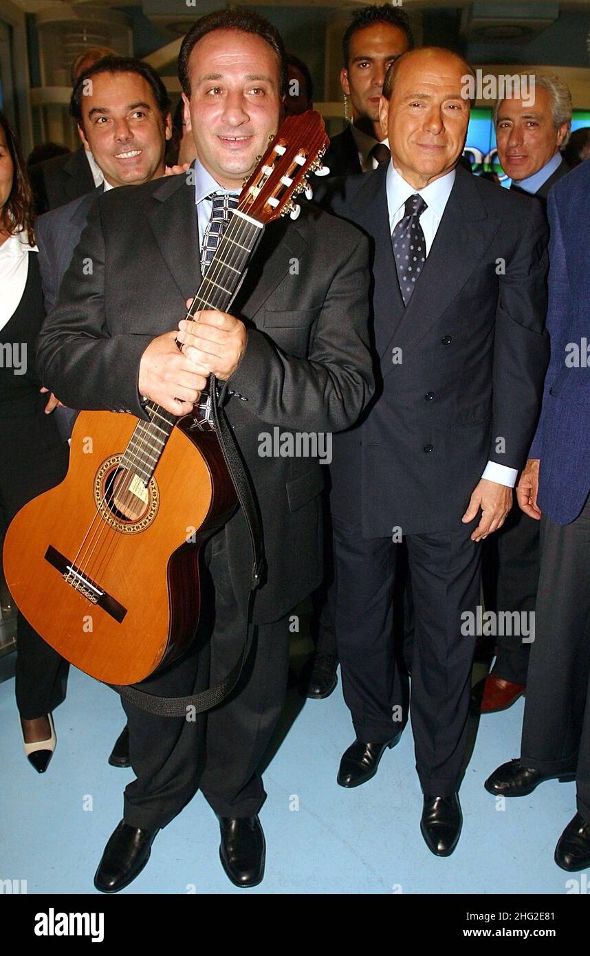 Silvio Berlusconi con Mariano Apicella antes de realizar una canción escrita por el Primer Ministro Foto de stock