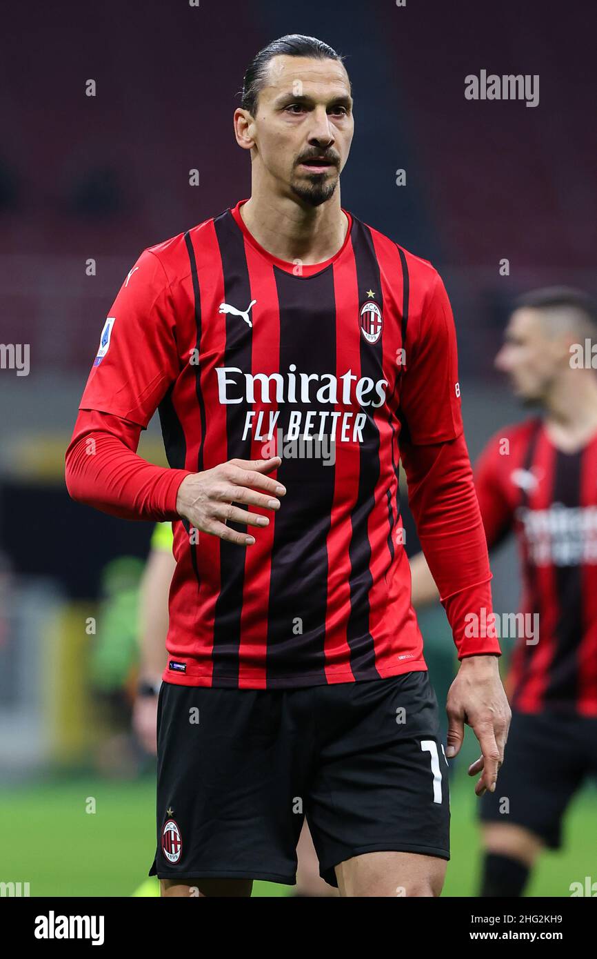 Milán, Italia. 17th de Ene de 2022. Zlatan Ibrahimovic del AC Milan mira  durante el partido de fútbol Serie A 2021/22 entre el AC Milan y Spezia  Calcio en el Estadio Giuseppe
