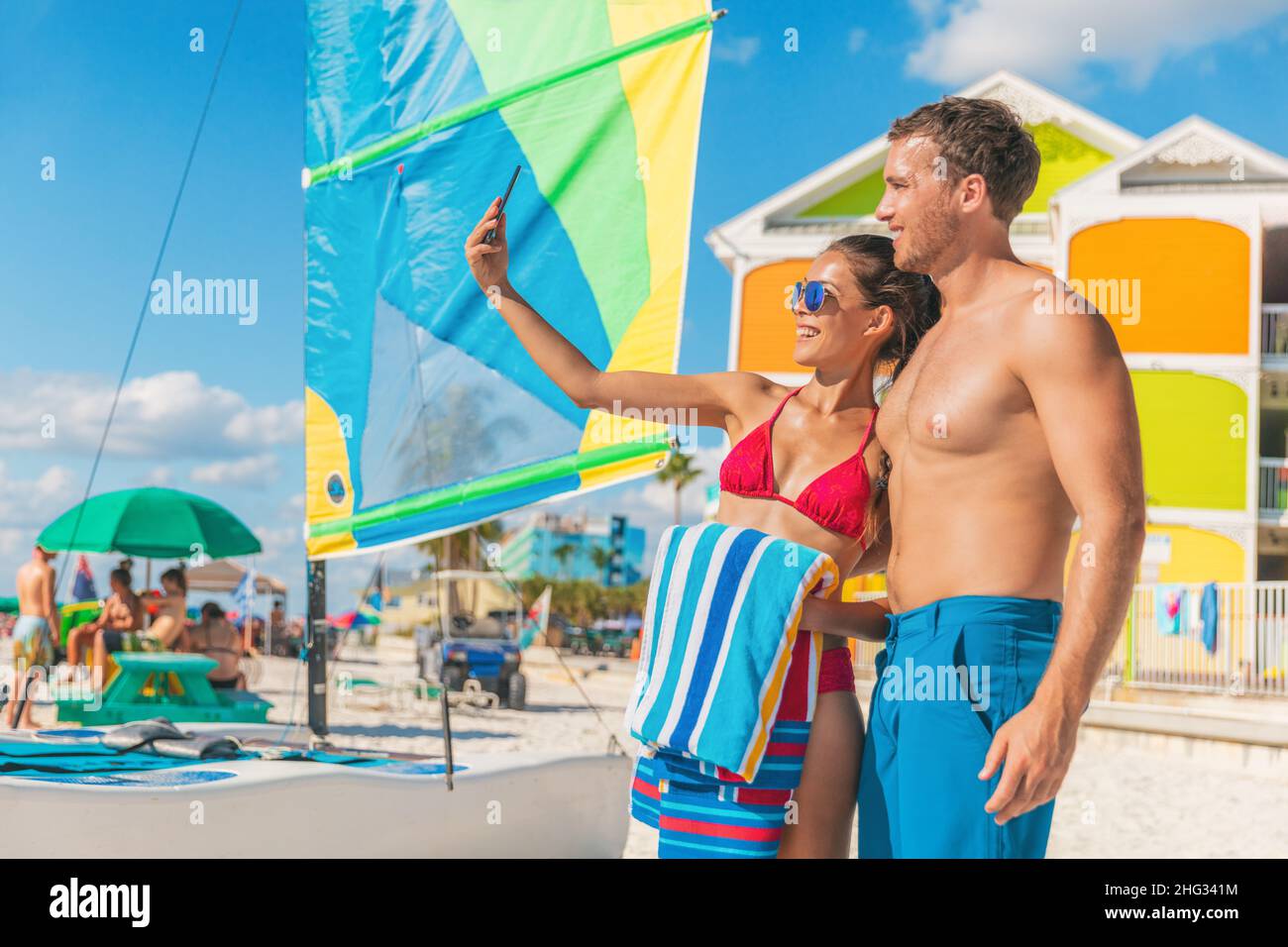 Feliz pareja de verano tomando selfie en Florida Beach en vacaciones de  viaje. Mujer tomando el sol en el bikini usando el teléfono con el hombre  amigo Fotografía de stock - Alamy