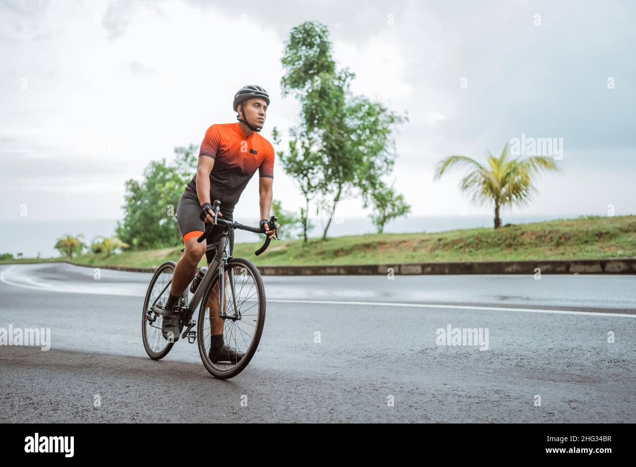 2.000+ Confianza En Ropa Deportiva Mujer Ciclista En Bicicleta De