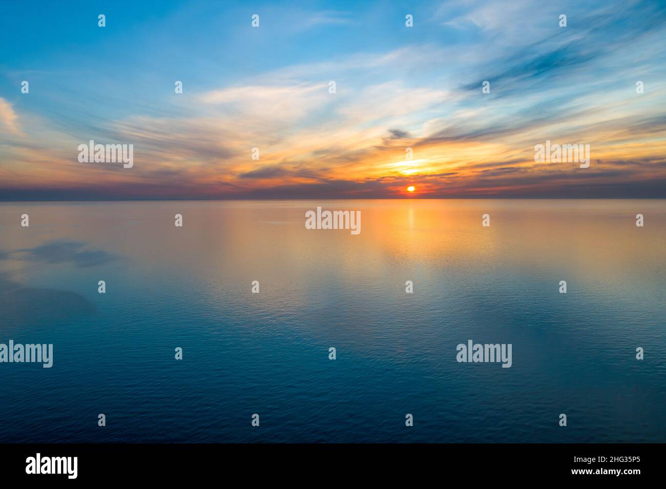 Vista aérea de poner el sol sobre el mar tranquilo con espacio de texto - minimalismo en la naturaleza Foto de stock