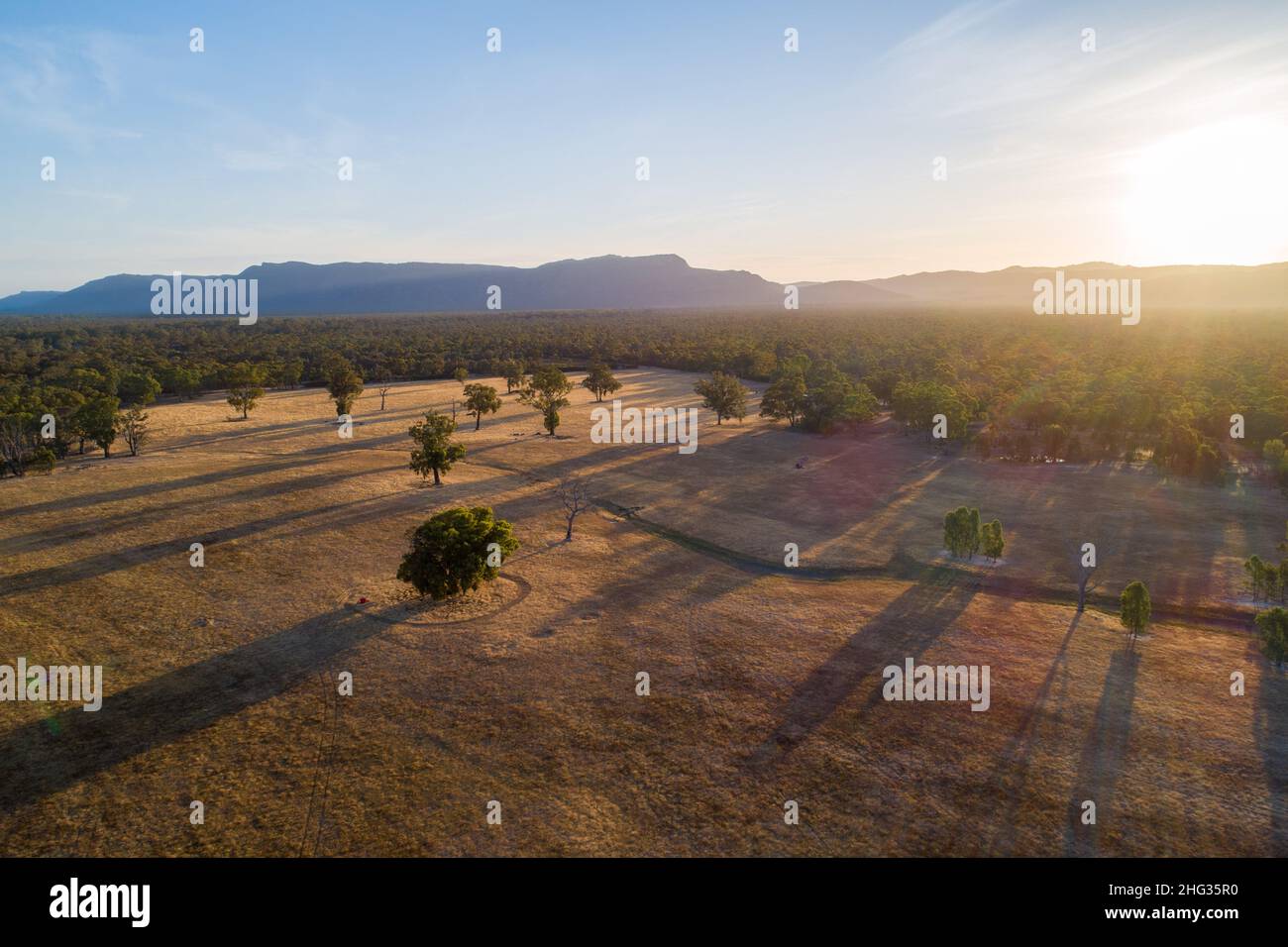 Hermosa puesta de sol sobre el Outback australiano - vista aérea Foto de stock