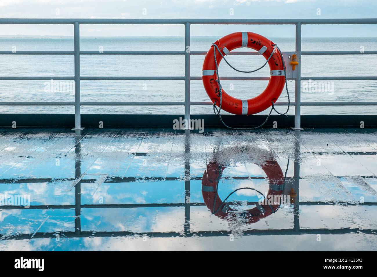 Boya naranja a bordo del ferry de pasajeros con hermosa reflexión Foto de stock