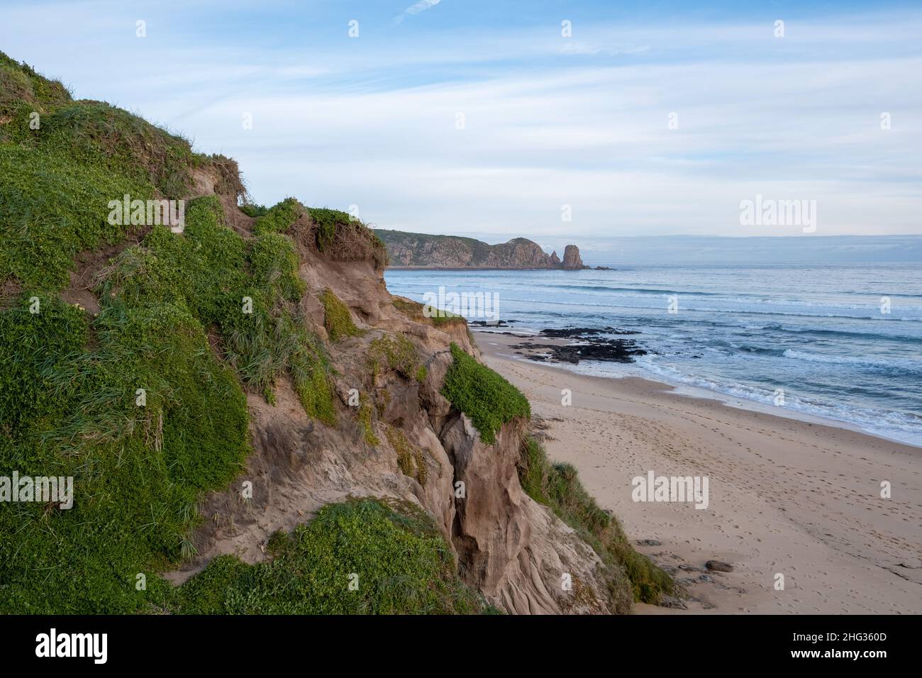 Acantilados erosionados cerca de la pintoresca playa en la Península de Mornington, Australia Foto de stock