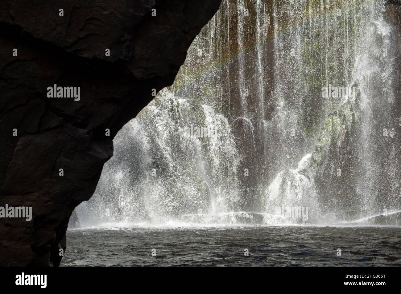 Potentes y aplastantes corrientes de agua con silueta de roca y espacio de texto Foto de stock
