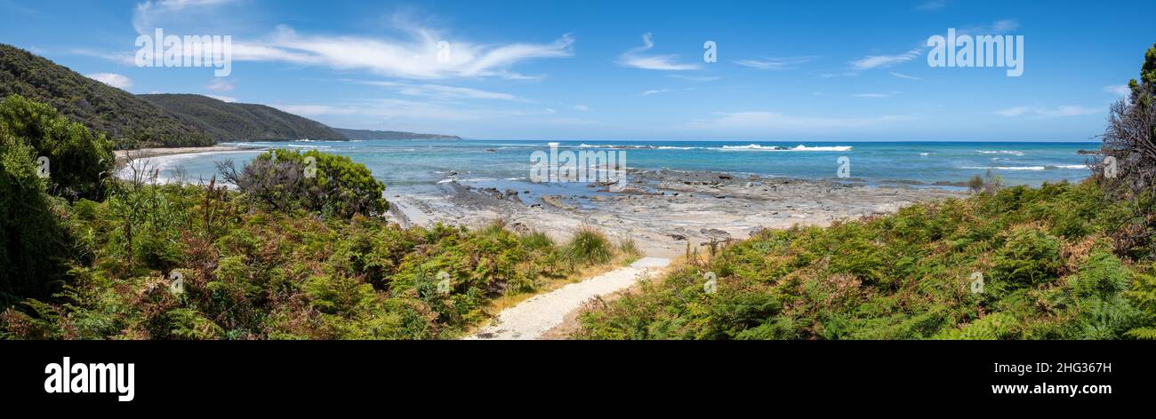 Amplio panorama aéreo de la playa de Blanket Bay en Great Ocean Walk, Victoria, Australia Foto de stock