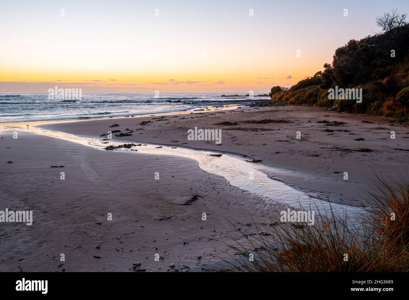 Puesta de sol escénica sobre la playa del océano en Australia Foto de stock