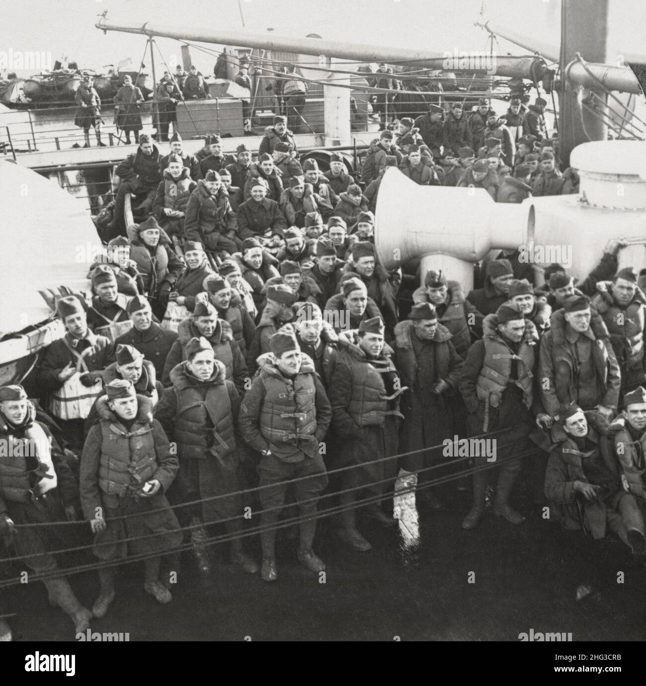 Foto vintage de la Primera Guerra Mundial 1914-1918. Preparados para el taladro 'Abandonar barco', soldados estadounidenses con cinturones de seguridad ajustados Foto de stock