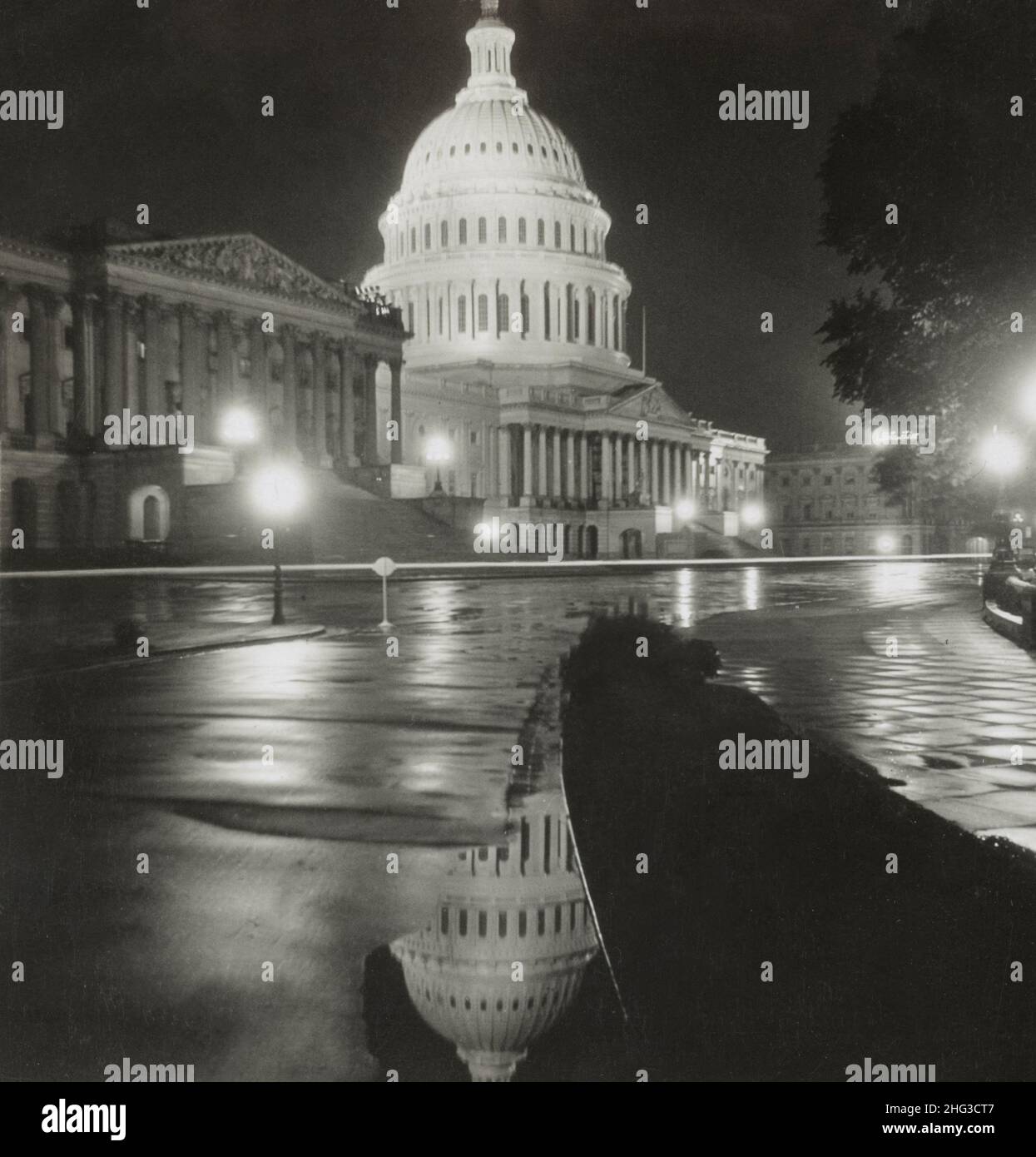 Foto vintage de la deslumbrante cúpula del Capitolio en una noche lluviosa, Washington, D.C., EE.UU. 1920s Foto de stock