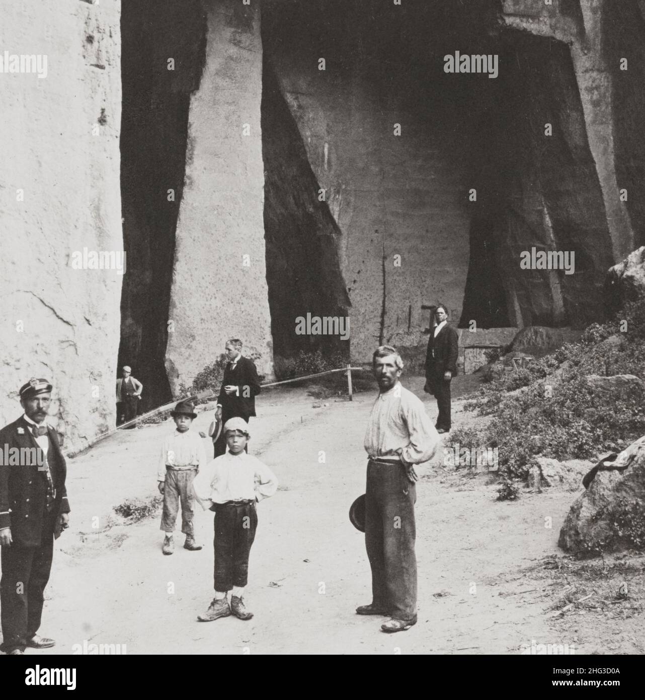 Foto vintage de las canteras de la antigua Siracusa, que rindió el material de que la ciudad fue construida, Sicilia. 1907 Foto de stock
