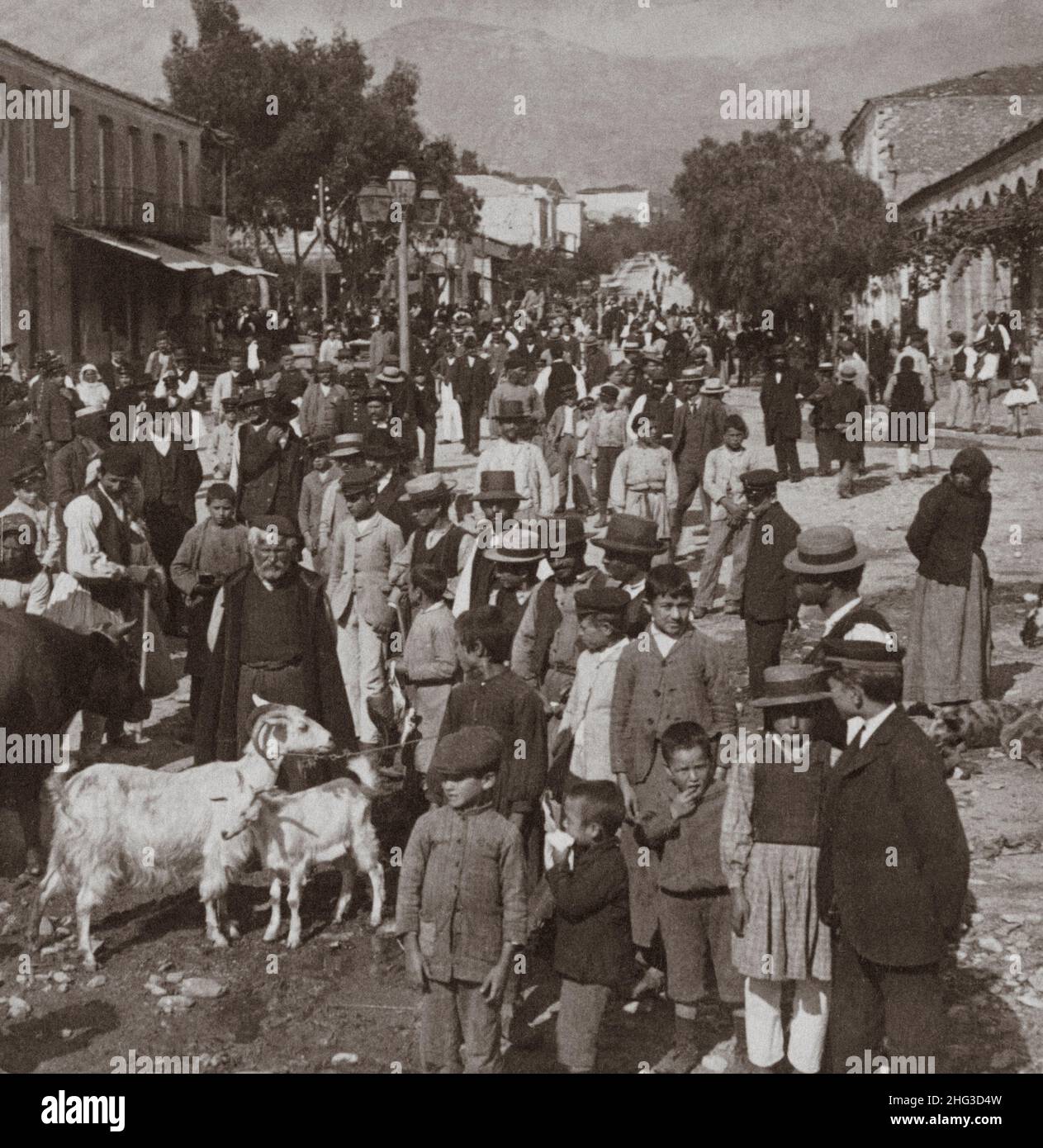 Foto de la vista de la vendimia en Sparta - los aldeanos y los hombres del campo en el día del mercado - W. a través de Ares St. A las montañas, Grecia. 1900s Foto de stock