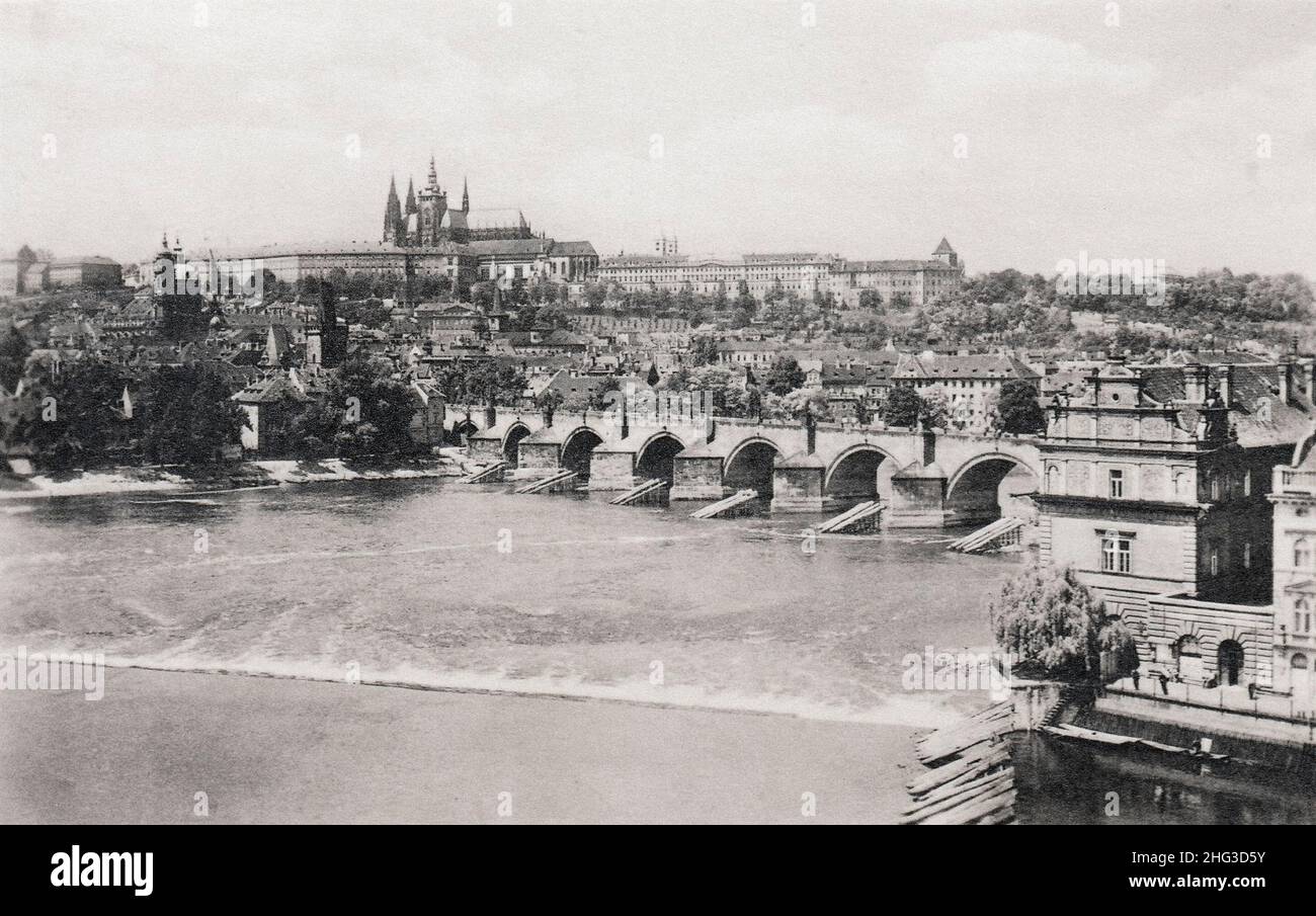 Foto vintage del Castillo de Praga y del Puente de Carlos. Praga. Imperio Austro-Húngaro. 1900s Foto de stock
