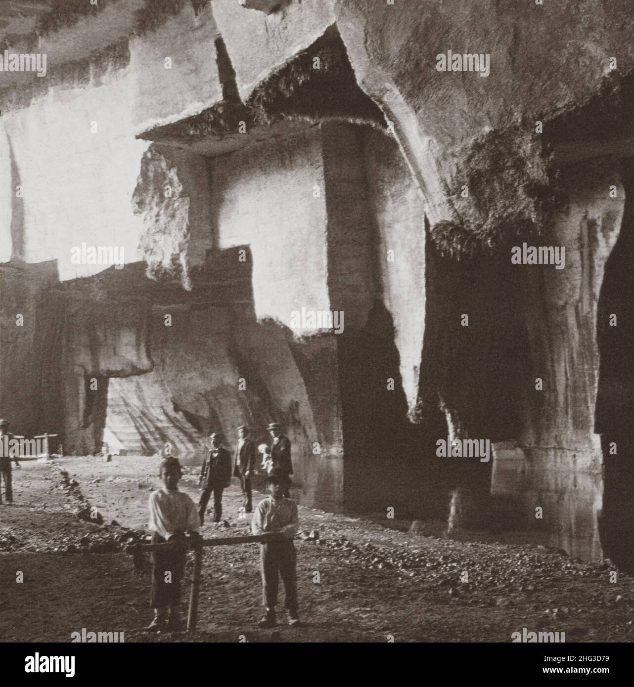 Foto vintage de la antigua Siracusa. Una pared de roca dentellada, el trabajo de los quarreros en los siglos 5th y 4th B. C., antigua Siracusa, Sicilia. 1907 Foto de stock