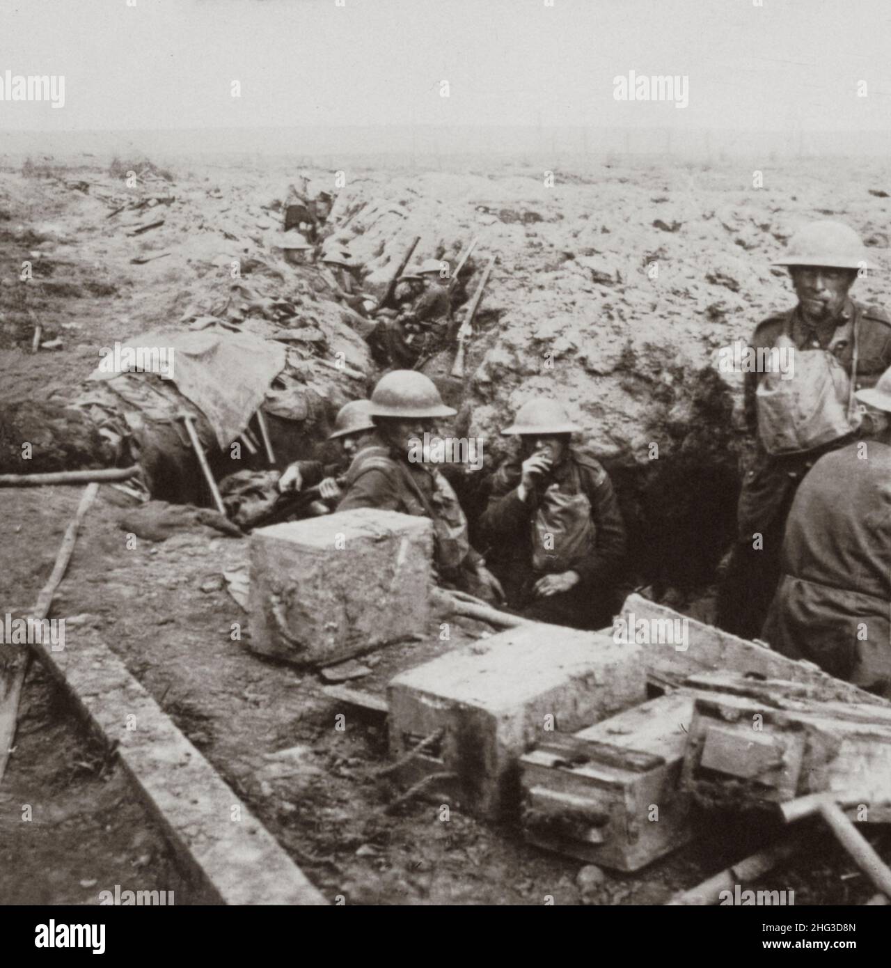 Foto vintage de la Primera Guerra Mundial 1914-1918. Escoceses de acero atrincherados y alegremente esperando un contraataque. Foto de stock