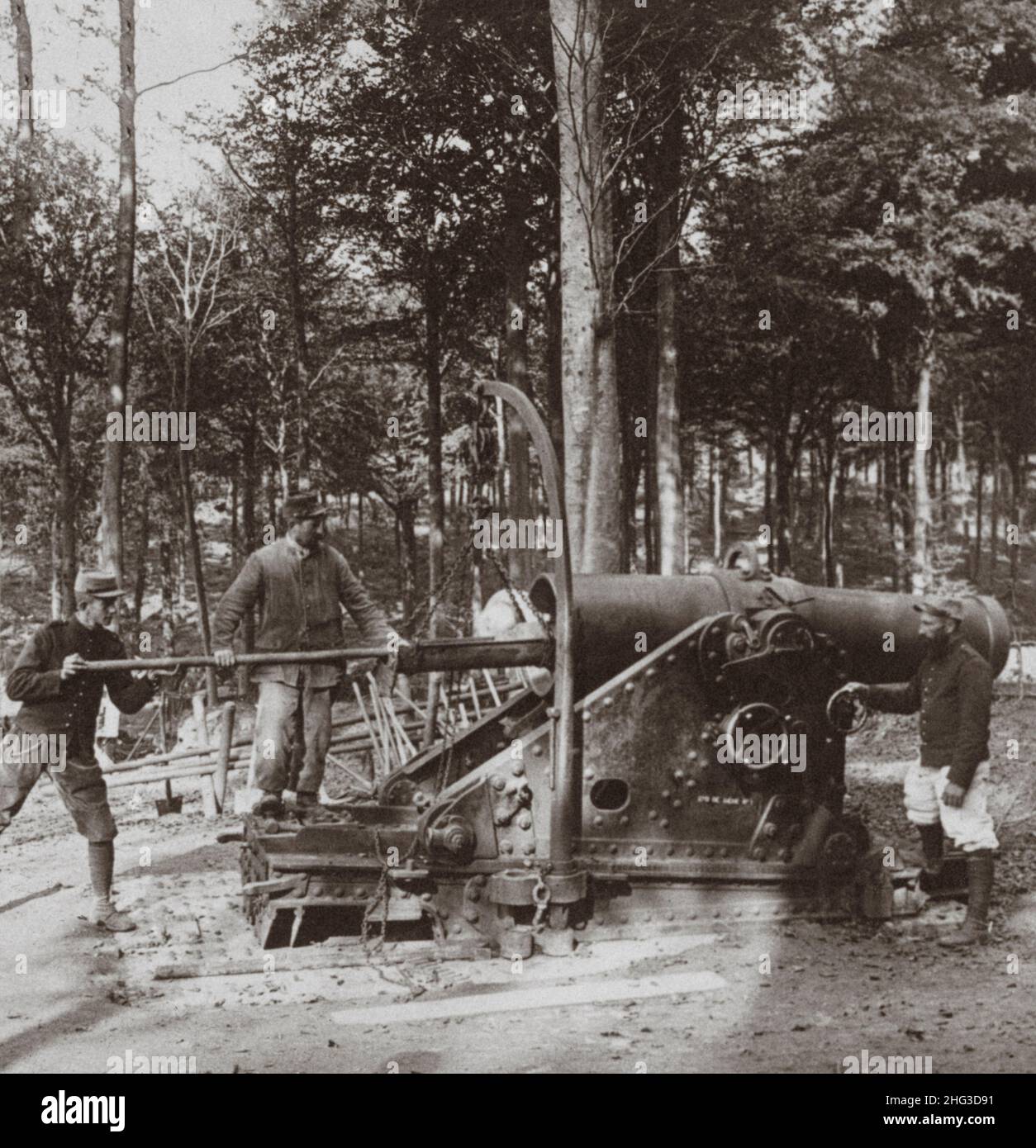 Foto vintage de la Primera Guerra Mundial 1914-1918. Pistoleros franceses cargando enormes 270 mm. (Howitzer) en la Selva de Argonne. Francia Foto de stock