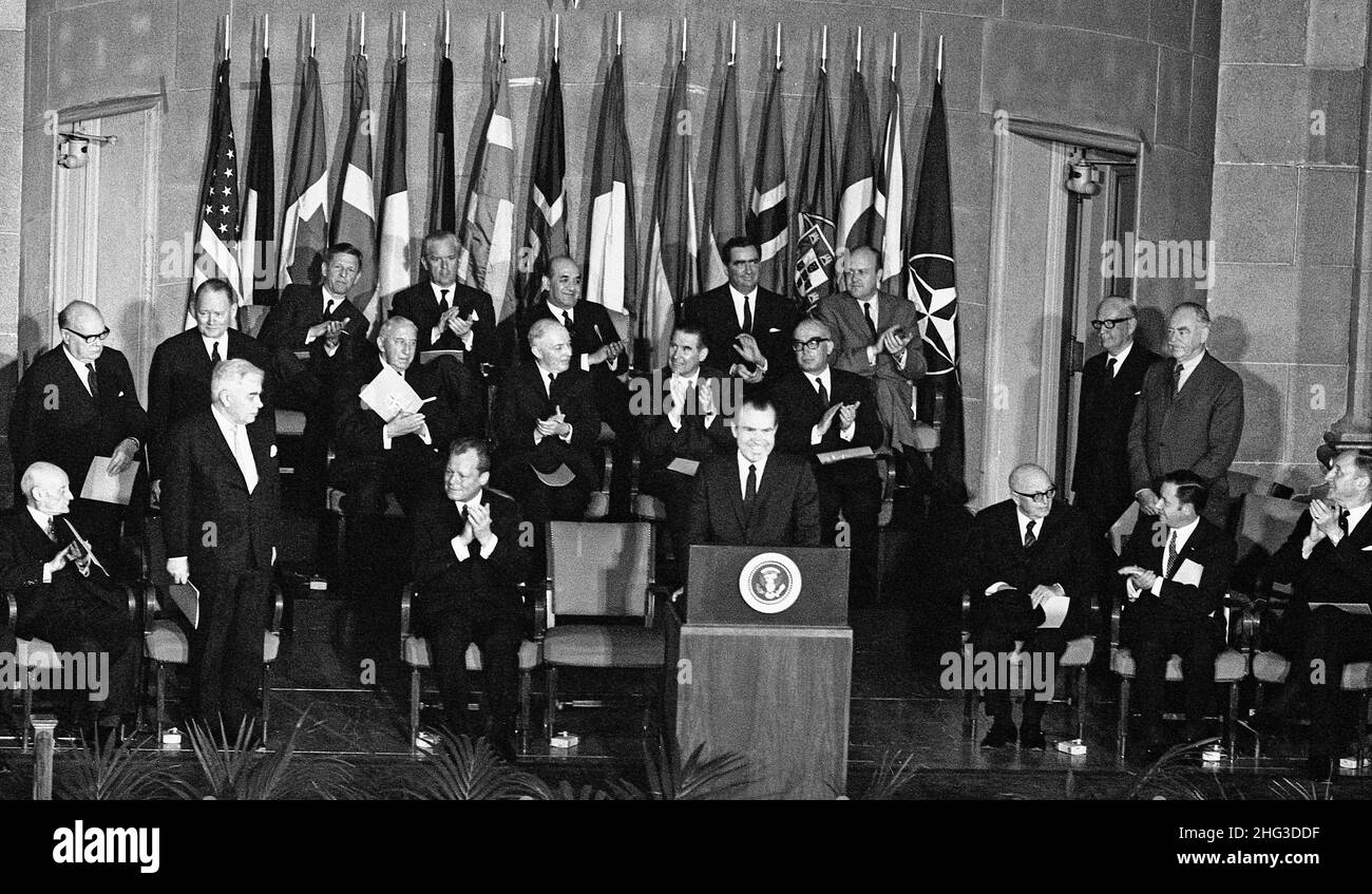 El Presidente Richard Nixon se dirige a la audiencia en la reunión del 20th aniversario de la OTAN, el Auditorio Interdepartamental del Departamento de Estado, Washington, D.C. EE.UU. Foto de stock