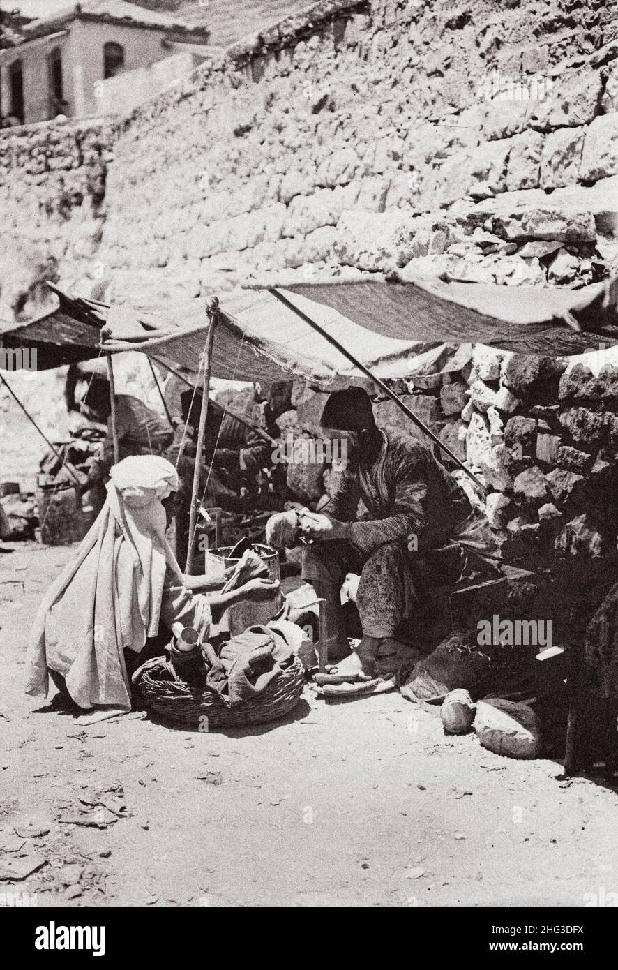 Foto vintage de varios tipos de Palestina, etc. El zapatero. 1910s Foto de stock