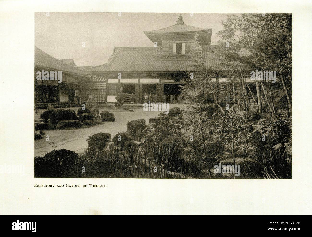 Foto de archivo del refectorio y jardín del templo de Tofukuji. Japón Reproducción de la ilustración del libro de 1912 Tofuku-ji (東福寺) es un templo budista en Hi Foto de stock