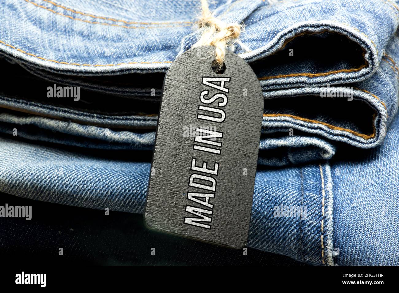 Así es como una empresa paisa está convirtiendo jeans usados en artículos de  lujo