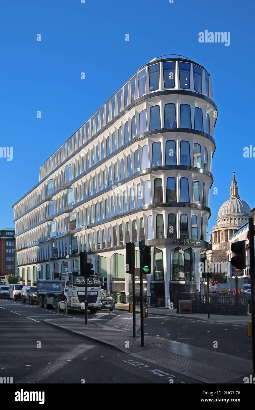 30 Cannon Street, Londres, Reino Unido. Es el primer edificio del mundo que está revestido con paneles de hormigón reforzado con fibra de vidrio. Catedral de San Pablo en el fondo. Foto de stock