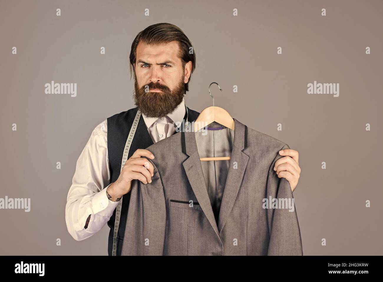 Dise ador de moda de xito. El hombre est pidiendo traje de