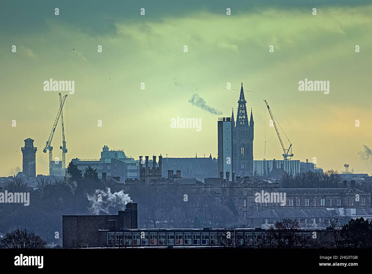 Glasgow, Escocia, Reino Unido, 18th de enero de 2022. Clima en el Reino Unido: El día de la nube vio un cielo nublado sobre el extremo oeste de la ciudad, ya que el frondoso y lujoso extremo de la ciudad se encontraba a los pies de las colinas circundantes en la distancia. Credit Gerard Ferry/Alamy Live News Foto de stock