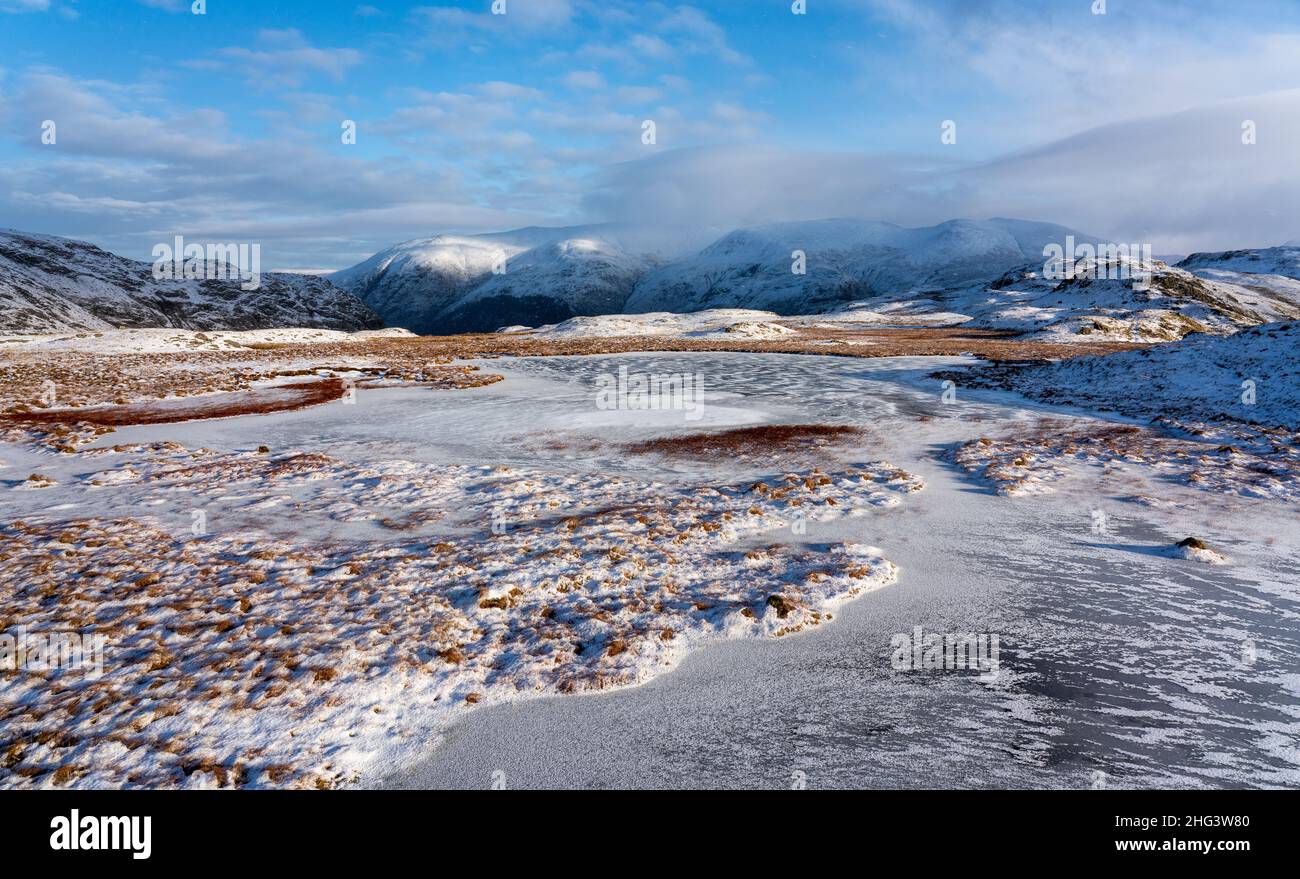 Escena de nieve de invierno de la cumbre de Steel Fell, distrito central de los lagos, Cumbria, Inglaterra, Foto de stock
