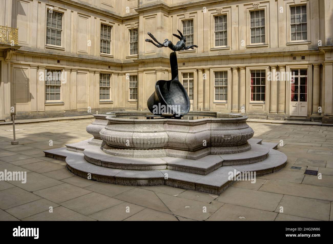 Leaping Hare on Curly Bell, escultura de bronce de Barry Flanagan, Chatsworth House, Derbyshire, Reino Unido Foto de stock