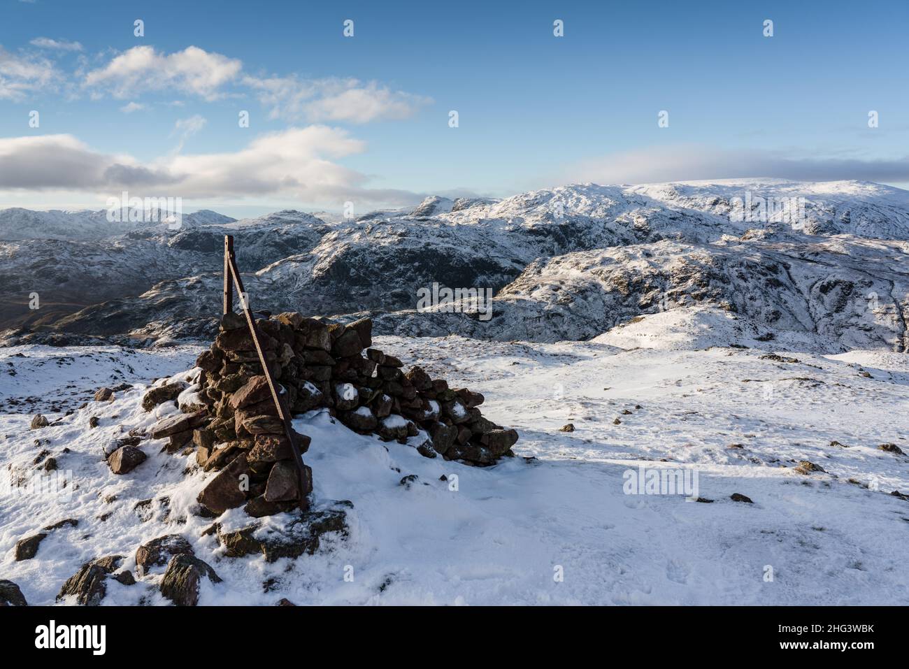 Escena de nieve de invierno de la cumbre de Steel Fell, distrito central de los lagos, Cumbria, Inglaterra, Foto de stock