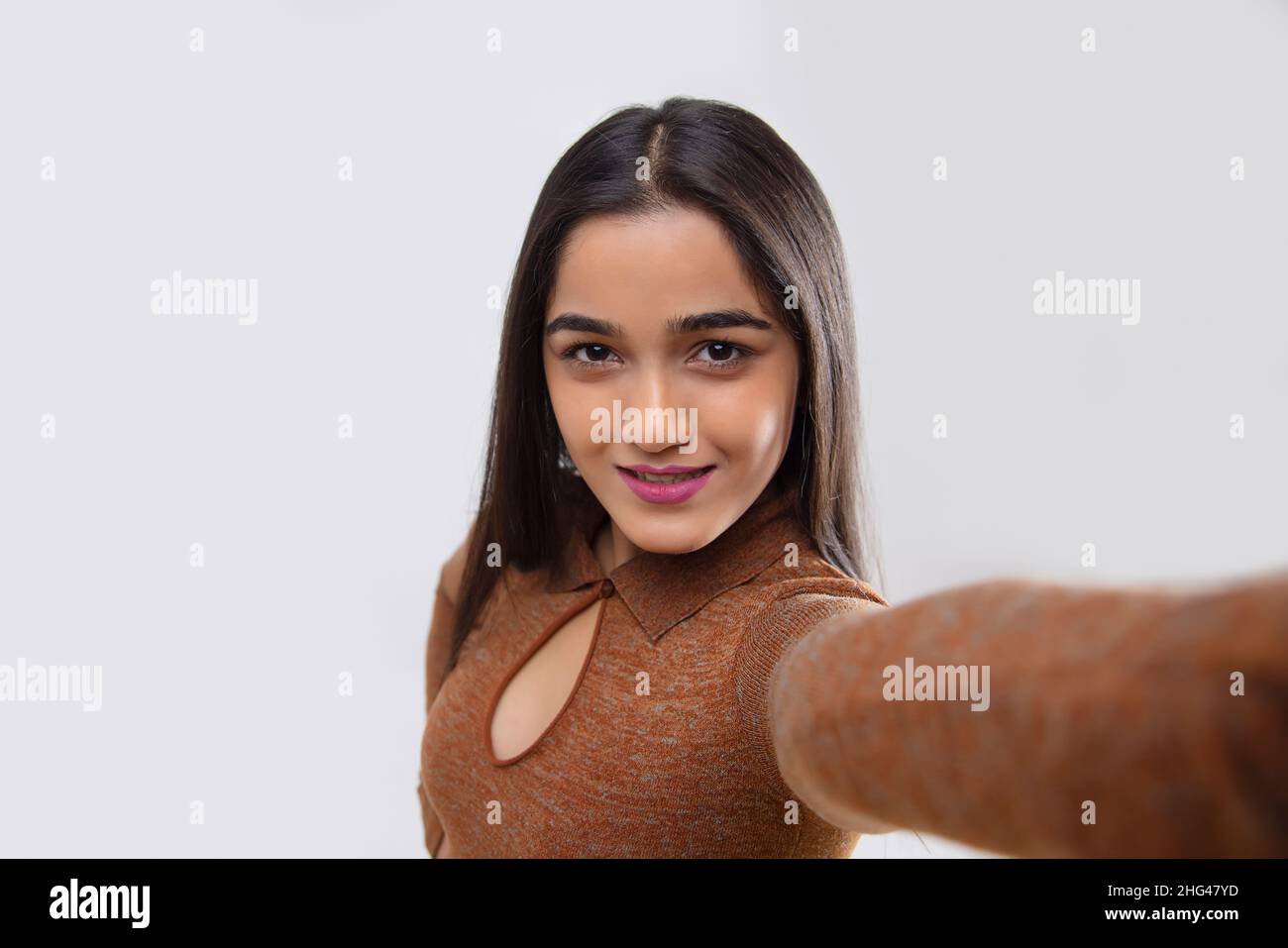 Chica joven bonita tomando selfie Fotografía de stock - Alamy