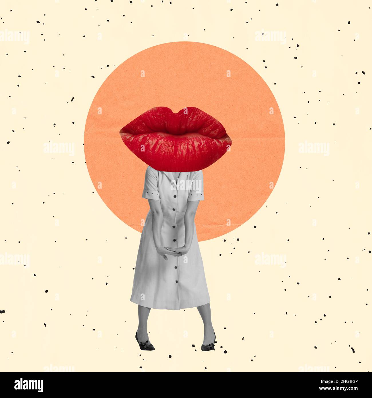 Collage de arte contemporáneo. Inspiración, idea, estilo de revista urbana de moda. Niña joven de estilo vintage vestido con los labios femeninos rojos en la luz Foto de stock