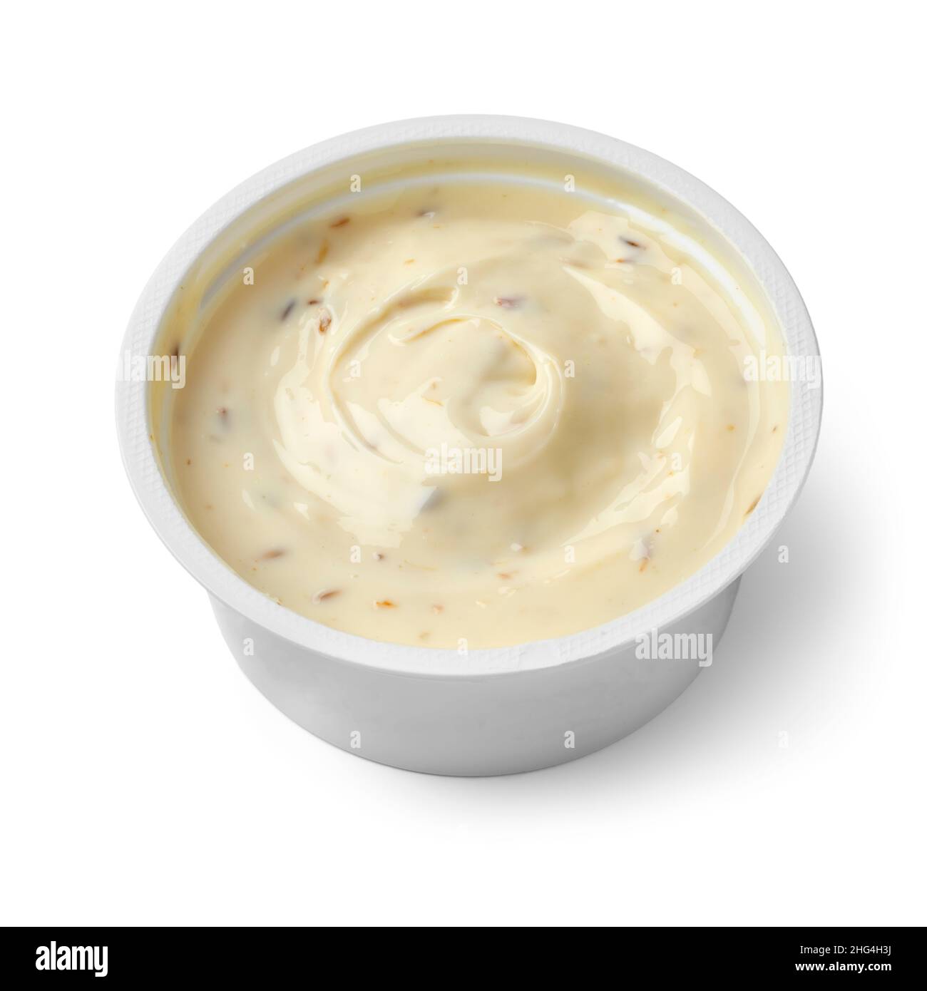 Plato de plástico con queso crema de cabras bajas en grasa y comino cerca aislado sobre fondo blanco Foto de stock